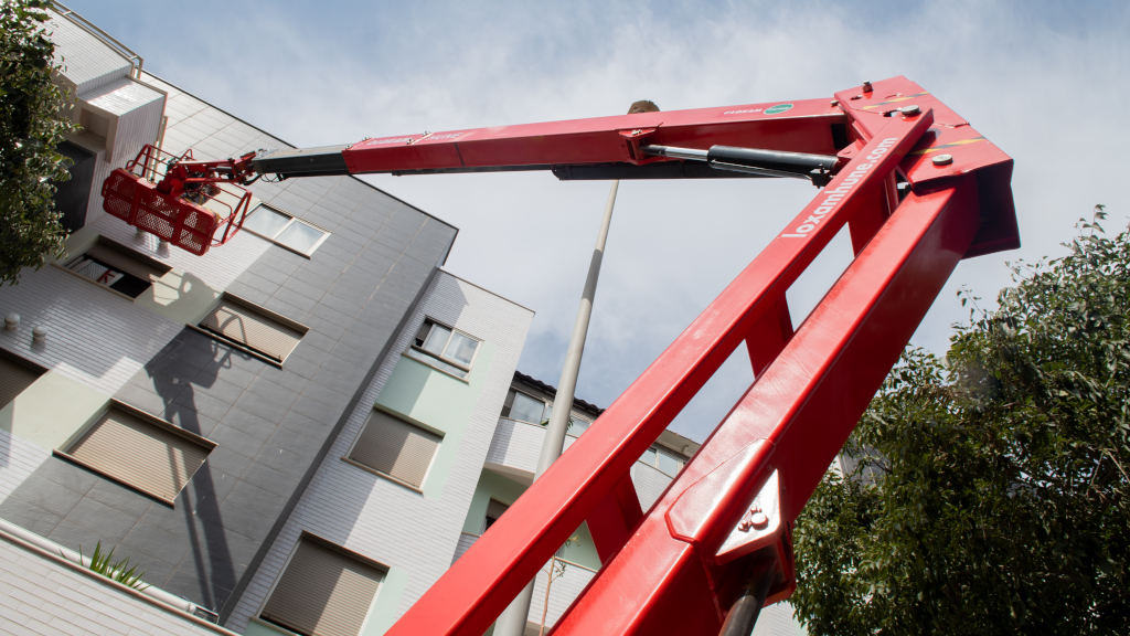 Fachada edificio plataforma Articulada LOXAM