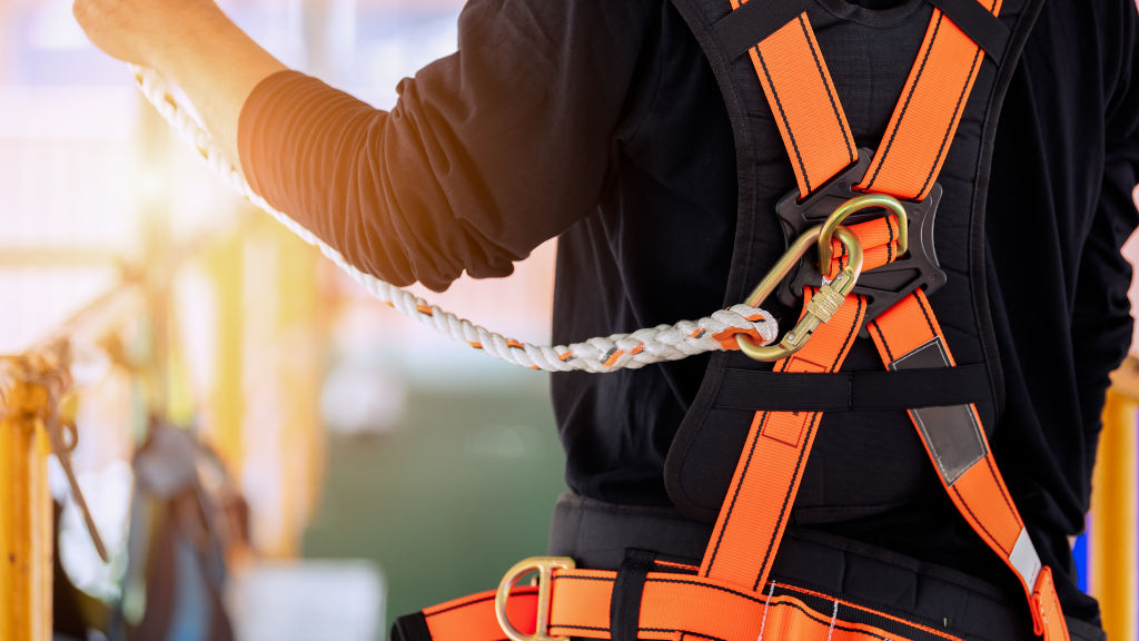 Cómo colocar un arnés de seguridad