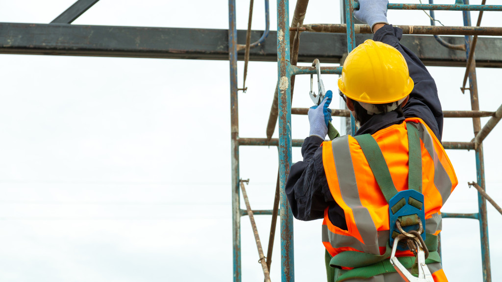 Cómo colocar un arnés de seguridad